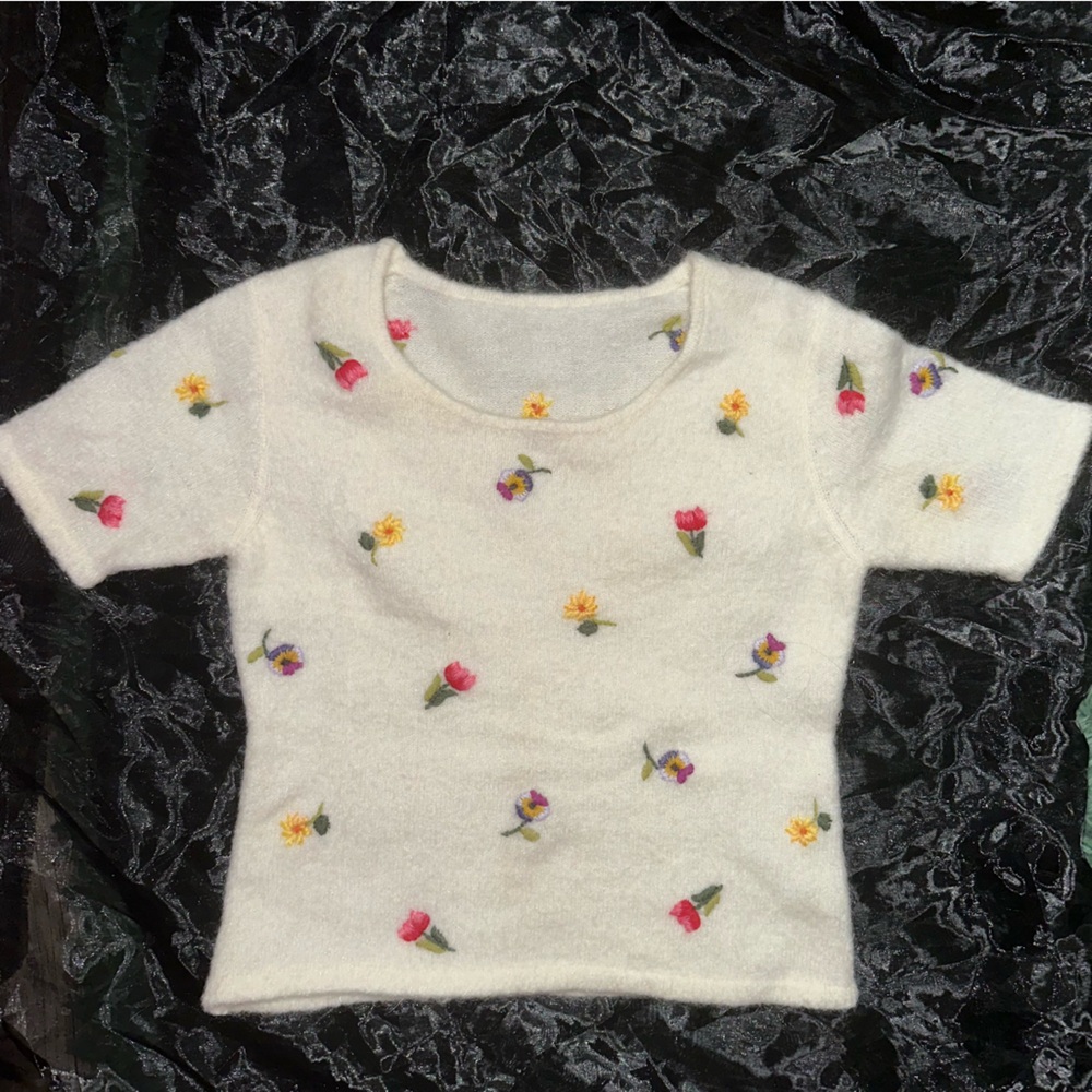 Knitted Wool Short Sleeve Floral Embroided Top